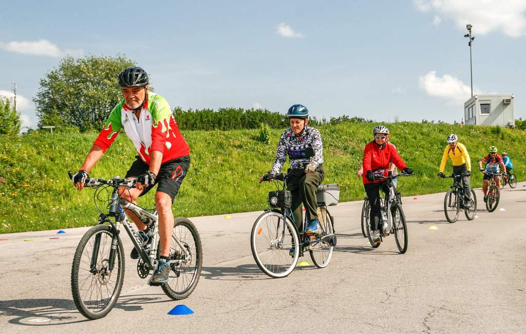 Senioren üben E-Bike fahren